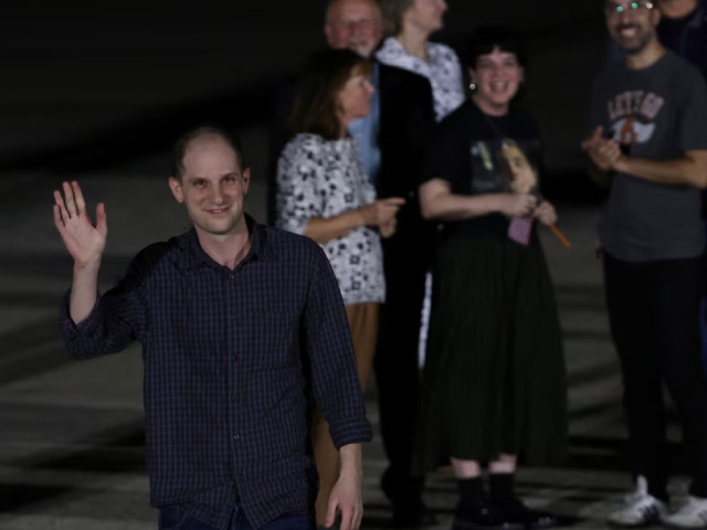 evan gershkovich who was released from detention in russia gestures after disembarking from a plane at joint base andrews in maryland us august 1 2024 photo reuters evan gershkovich who was released from detention in russia gestures after disembarking from a plane at joint base andrews in maryland us august 1 2024 photo reuters